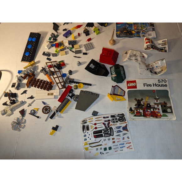 Huge Lot Vintage Legos 9#+ Mini Figures Weapons Accessories Must See - Picture 3 of 15